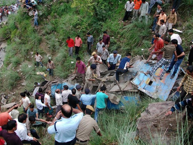 Der berfllte Bus strzte 75 Meter in...Tiefe. Mindestens 52 Menschen starben.  | Foto: dpa