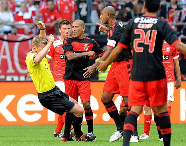 Schiedsrichter Christian Fischer ging ... von Benficas Kapitn Luisao zu Boden.  | Foto: dpa