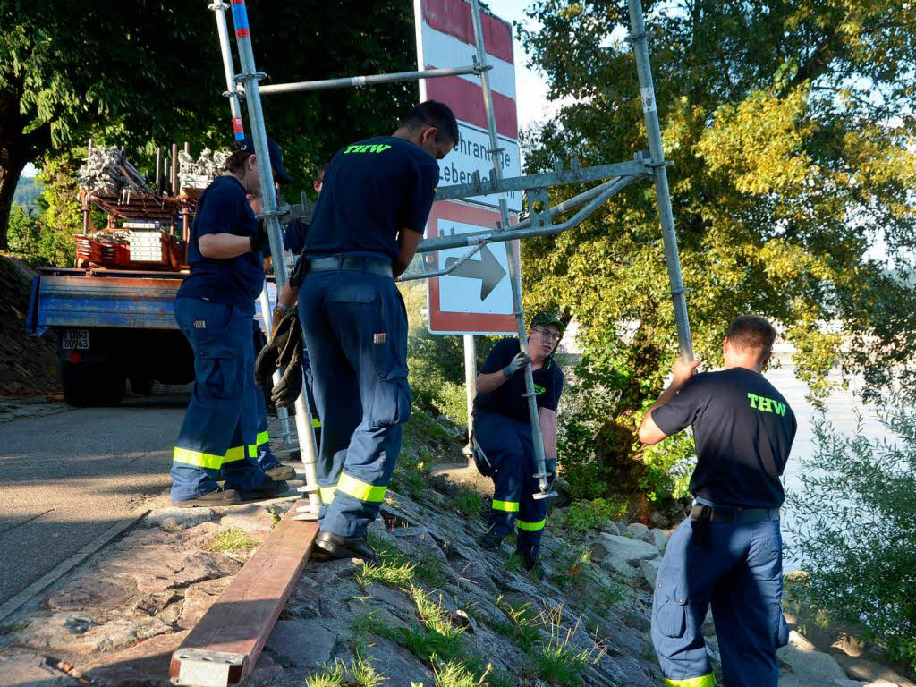 Die THW-Helfer bauen den Einlasssteg fr die Teilnehmer auf.