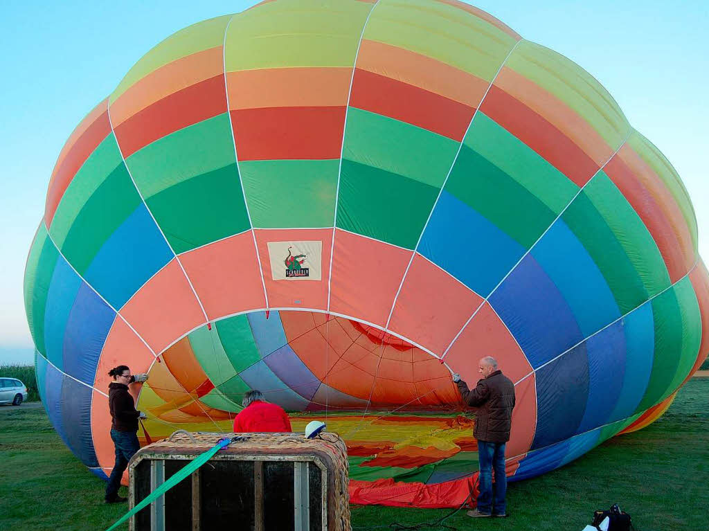 Der Ballon wird mit Luft vollgeblasen.