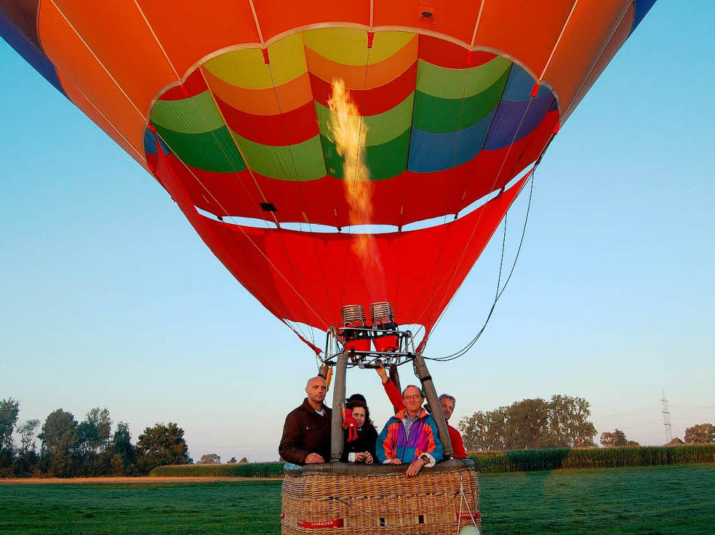 Start: Gnter Walter (rechts) gibt Gas, der Ballon hebt ab, Willi, Daniela und Hagen sind gespannt.