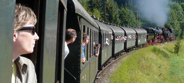 Die Reisenden lehnten sich gerne aus d... den Duft der Dampflok zu schnuppern.   | Foto: Ute Aschendorf