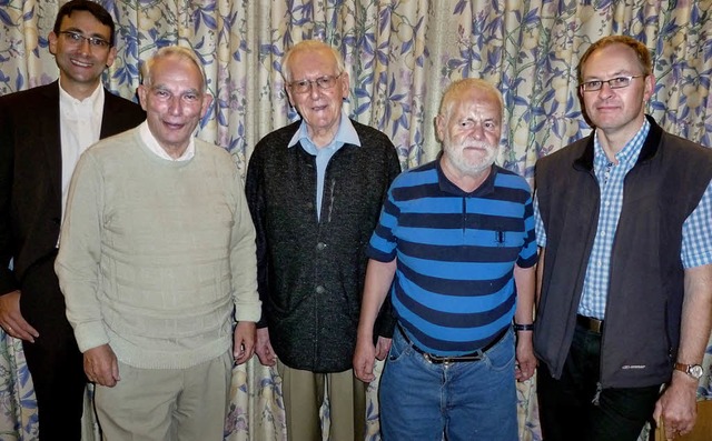 Sie wurden vom Vorsitzenden Georg Auer...kus Bach (Mitte) und Klaus Pfefferle.   | Foto: E. Gross