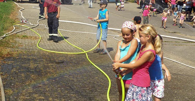 Waren kaum zu bremsen: Die Kinder beim...ssspritzen mit dem Feuerwehrschlauch.   | Foto: sarah trinler
