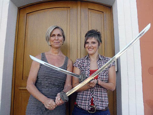 Scharfe Sachen halten Karin Bruder und...chwerter wurden im Dorfbach gefunden.   | Foto: gemeinde gottenheim