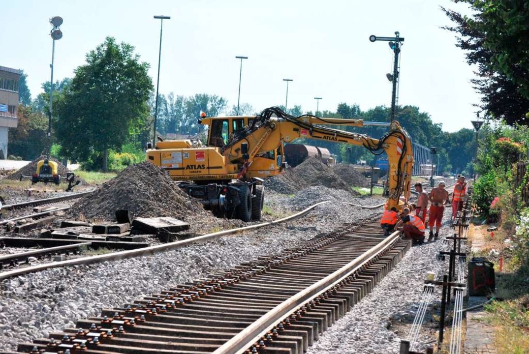 Im Bahnhof wird ein Gleis erneuert Breisach Badische