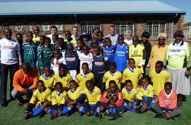 FC Kollnau und SC Freiburg spendierten...ra, einem Stadtteil von Johannesburg.   | Foto: Privat