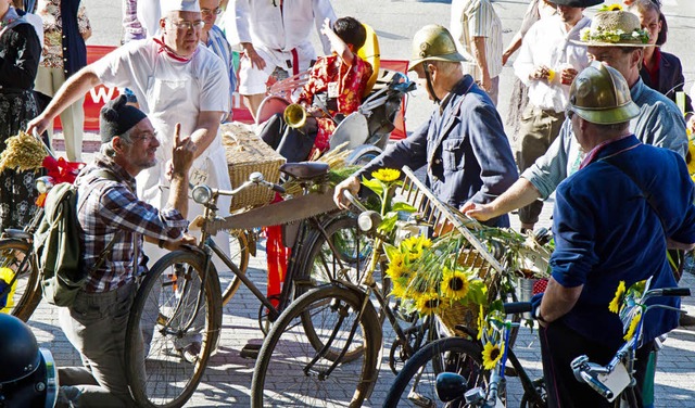 Fr die Schaulustigen ein Hingucker: die Nostalgie-Radler.   | Foto: Schneider