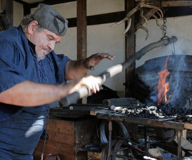 Der Schmied bei der Arbeit  | Foto: Sandra Decoux-Kone