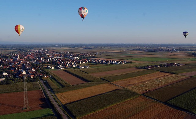 Mit dem Heiluftballon fhrt man ganz sanft an Ichenheim vorbei.   | Foto: fotos: hagen spth