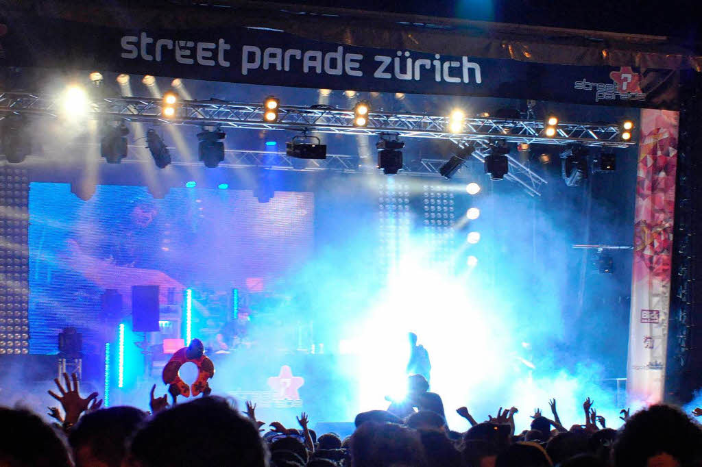 Techon bei bestem Wetter: Die Street Parade in Zrich.