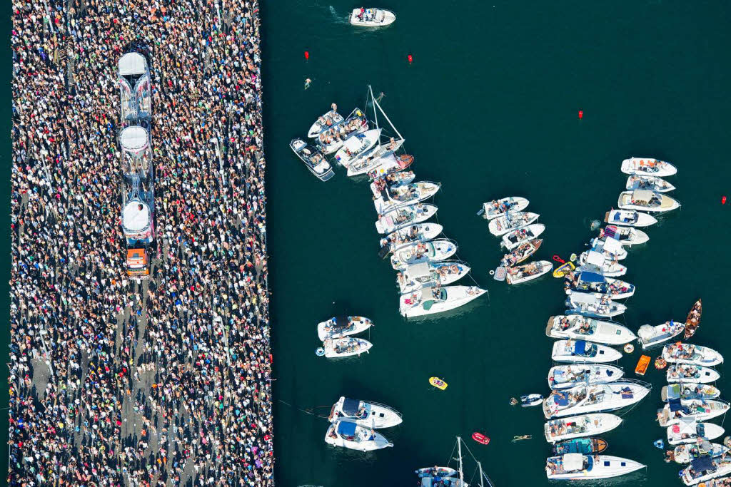 Techon bei bestem Wetter: Die Street Parade in Zrich.