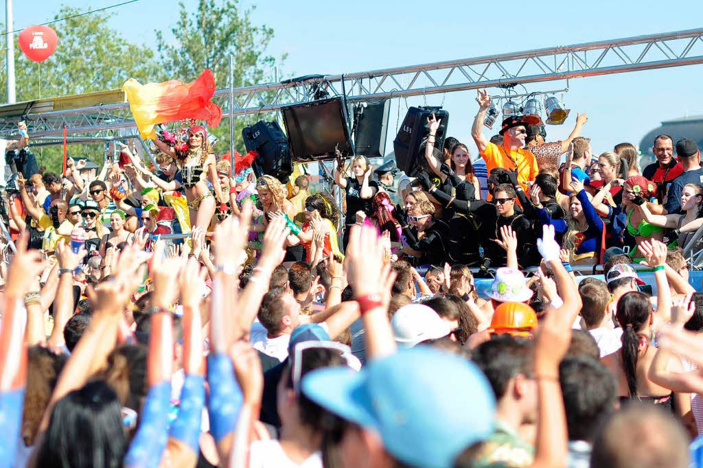 Techon bei bestem Wetter: Die Street Parade in Zrich.