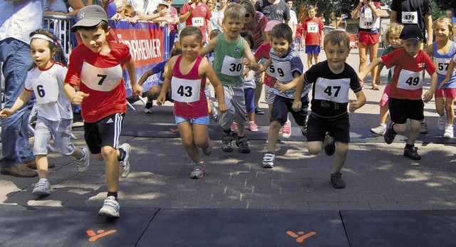 Kinder laufen fr Kinder: Auch die Kle...uf an den Start und gaben ihr Bestes.   | Foto: Limberger
