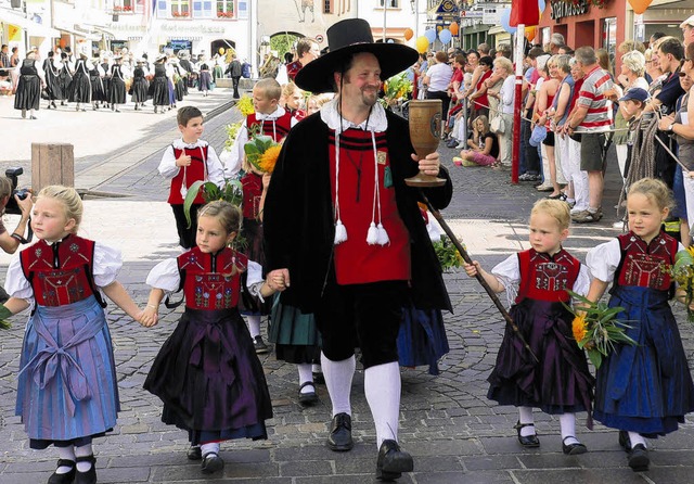 Das Waldshuter Mnnle, die Symbolfigur...shut beim Festumzug am Chilbisonntag.   | Foto: Herbst