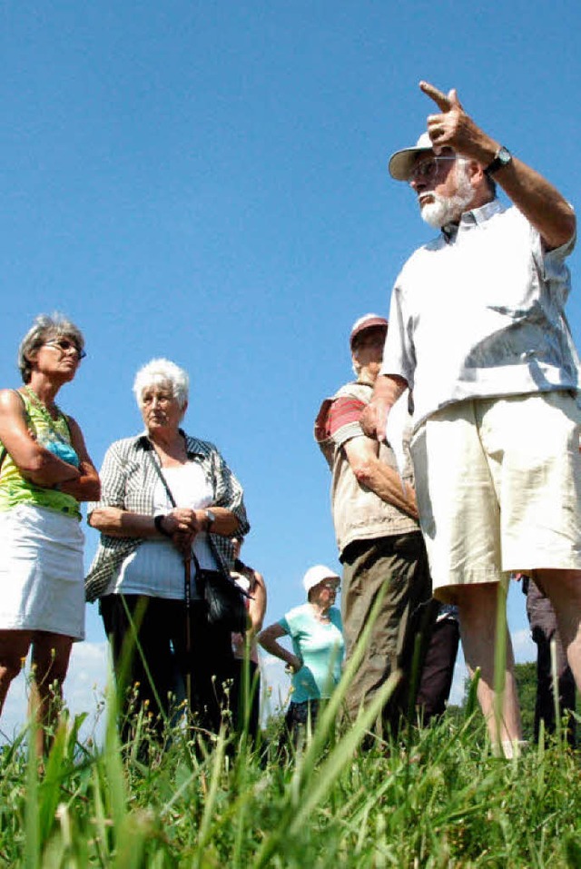 Horst Khny zeigte den Rundumblick von der &#8222;Hecke&#8220; aus.  | Foto: Martina Proprenter