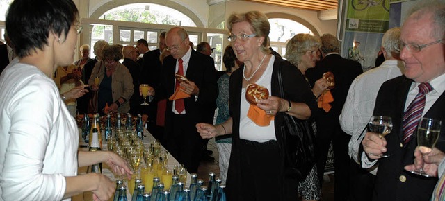 Nach der Feier lud die  Sparkasse zum ...m den St. Blasier Ehrenbrger drehte.   | Foto: Christiane Sahli