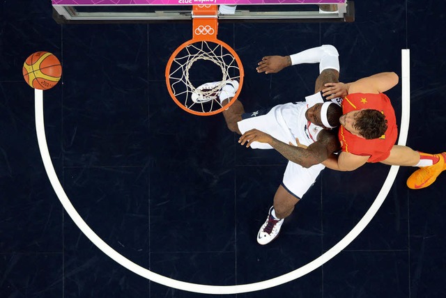 Basketball einmal anders: LeBron James...helhaltung die Flugkurve des Balles.    | Foto: afp