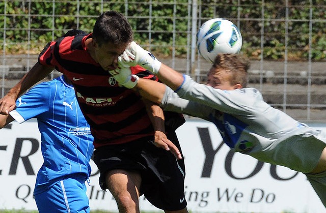 Der Freiburger Raul Sick  trifft gegen Hoffenheim zum 3:3.   | Foto: Keller