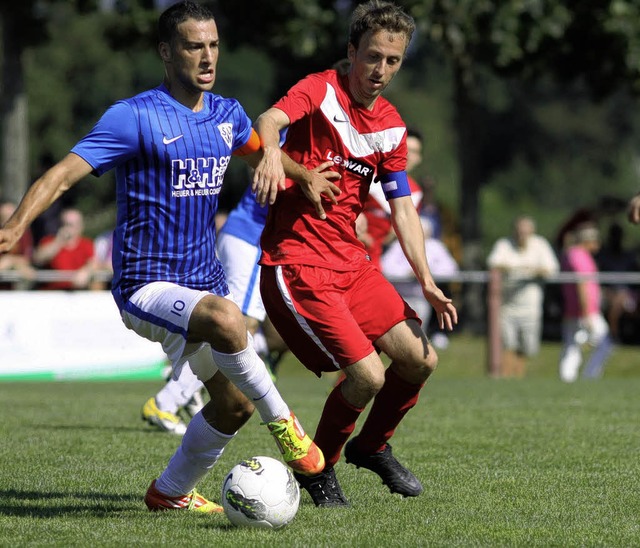 Kapitnsduell:  Der Weiler Imad Kassem...iburger FC schenkten einander nichts.   | Foto: Andreas Klein