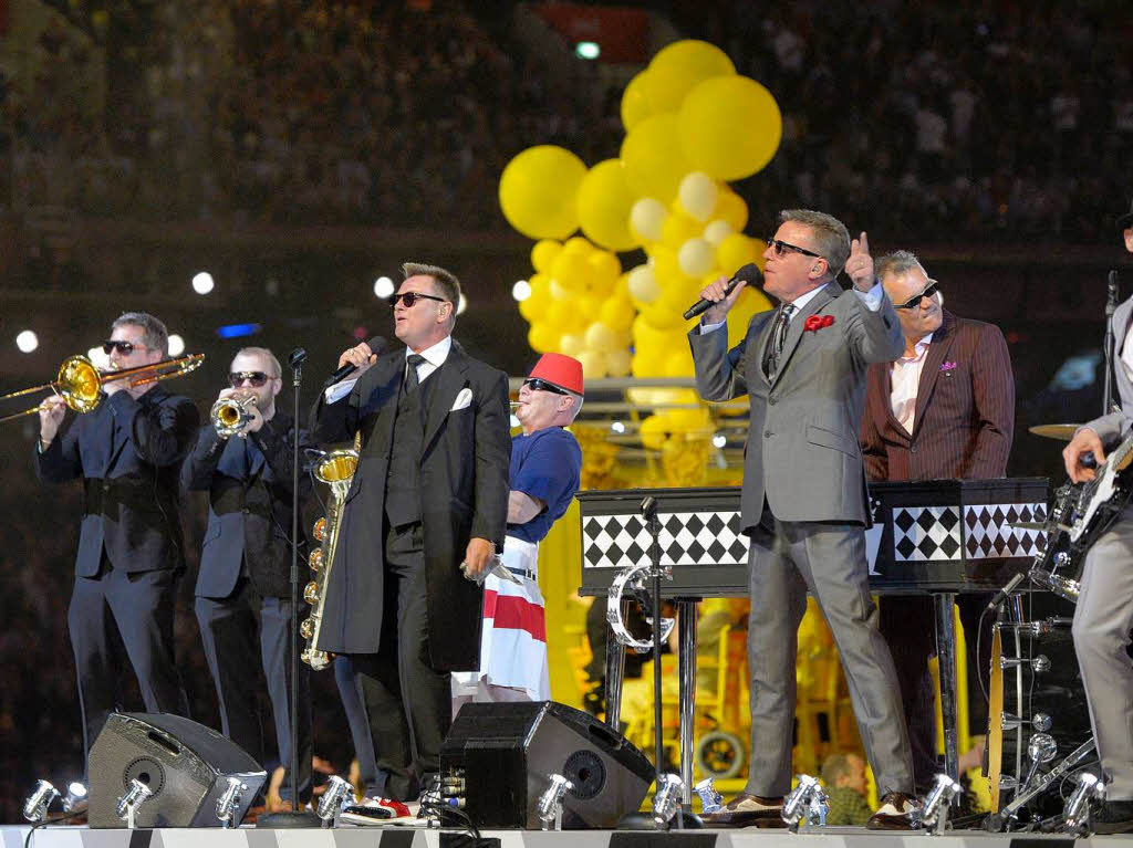 Madness performs "Our House"