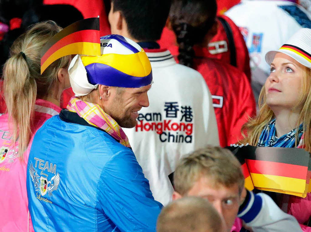 Kreativer Kopfschmuck bei Julius Brink: Der Goldmedaillen-Gewinner hatte einen halben Beachvolleyball aufgesetzt.