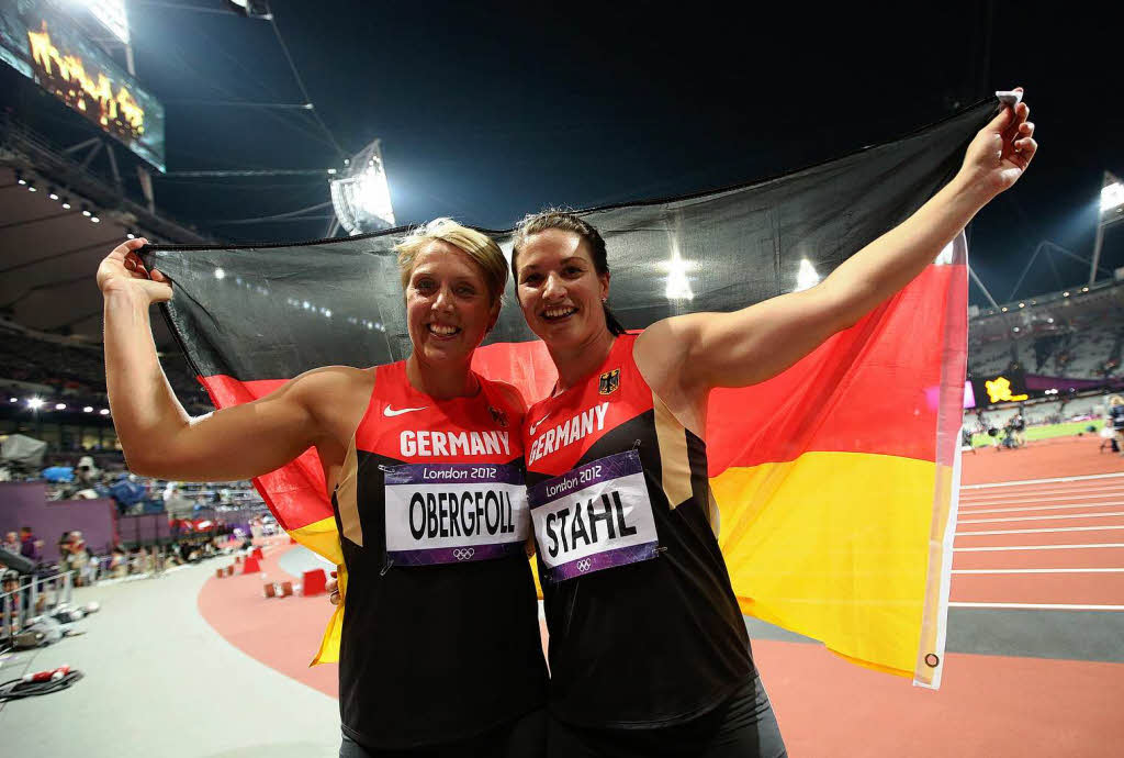 Christina Obergfll und Linda Stahl schaffen gemeinsam den Sprung auf das Treppchen. Silber und Bronze fr die deutschen Speerwerferinnen.