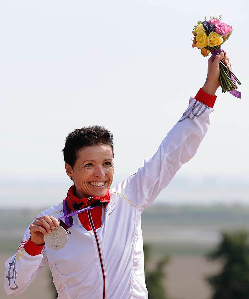 Mountainbikerin Sabine Spitz jubelt ber den Gewinn der Silber-Medaille.