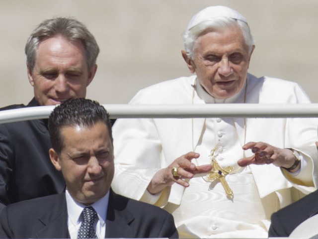 Da war die Welt noch in Ordnung: Paolo...apst Benedikt XVI. und Georg Gnswein.  | Foto: dapd