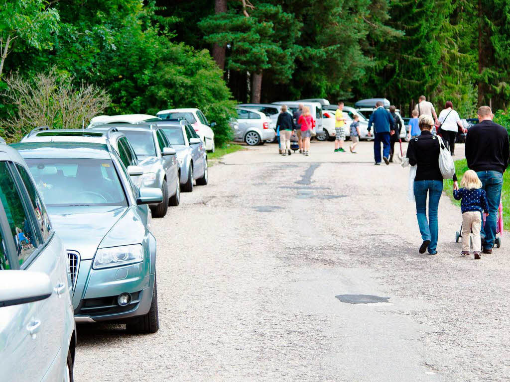 Voller Parkplatz vor dem Schwarzwaldpark. An sonnigen Sommerferientagen ist der Park gut besucht. Wie viele Menschen jedes Jahr kommen, darber geben die Betreiber keine Auskunft.