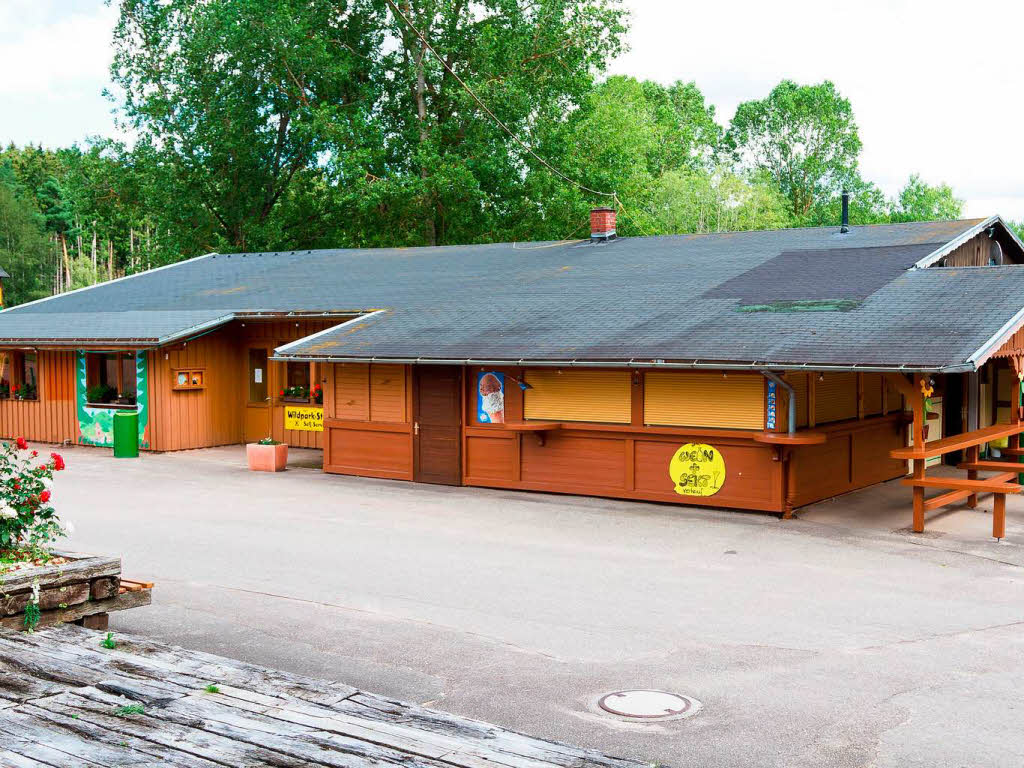 Der groe Imbissstand direkt neben dem Spielplatz ist geschlossen. Ein andere Bude, an der Snacks verkauft werden, liegt weiter hinten im Park.