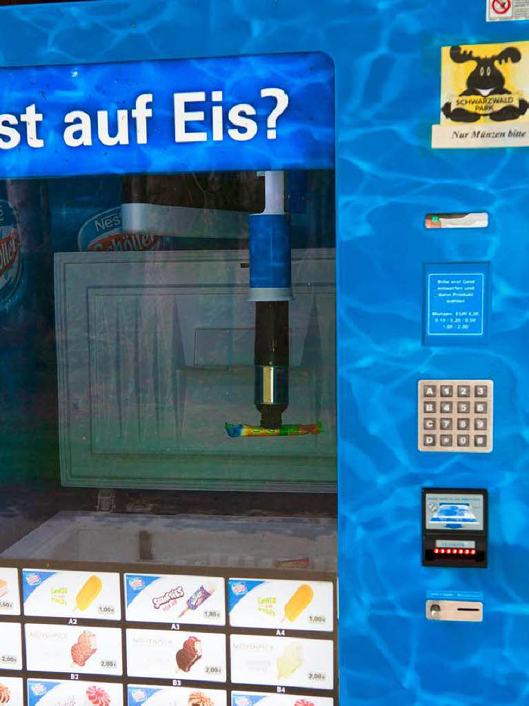 Sieht man auch selten: ein automatischer Eisverkufer. Auf Knopfdruck ffnet sich die Eistruhe, ein  Saugrsselarm nimmt das Eis heraus und legt es in das Ausgabefach.