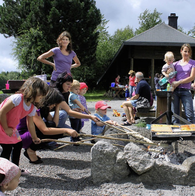 Mit Begeisterung bereiteten die Kinder ihr Stockbrot ber dem offenen Feuer zu.   | Foto: Annette Friedrich