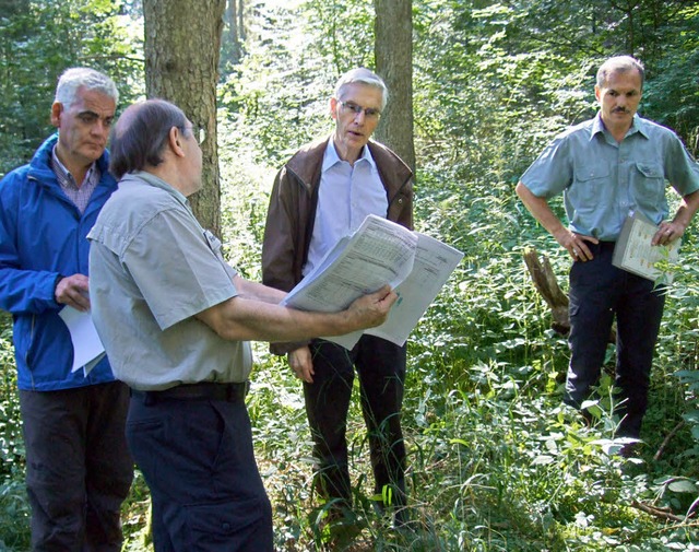 Gnter Schfer von der Forstdirektion ...el, der den Metropolitanwald betreut.   | Foto: Zapf