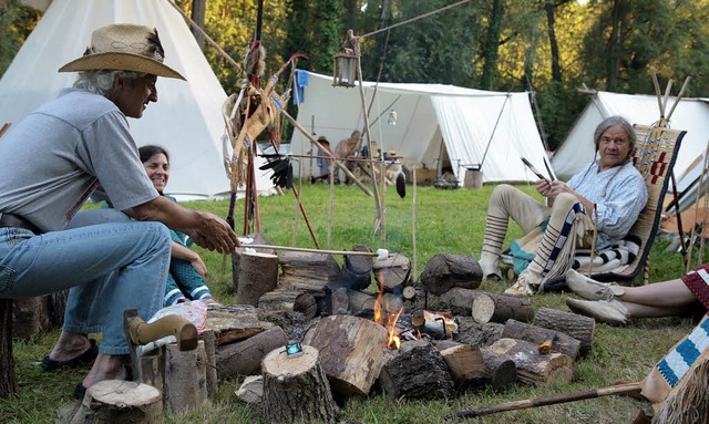 Friede: Indianer und Cowboys am selben Lagerfeuer.   | Foto: (4) sandra decoux-kone