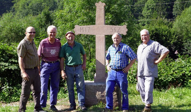Mitglieder des Schwarzwaldvereins Zell... aufgestellten Grenzkreuz am Grendel.   | Foto: Kristin Fritz