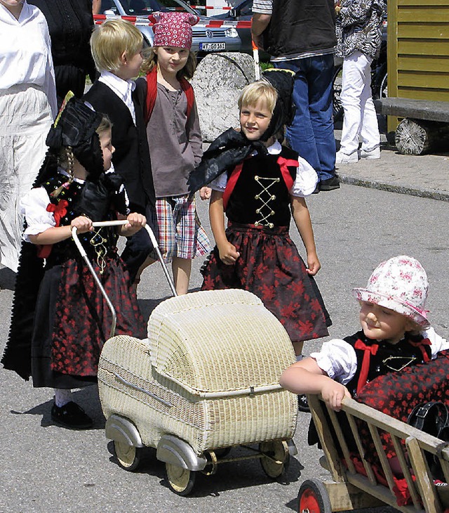 Beim Umzug waren selbst die Kinderwage...l Spa an der historischen Maskerade.   | Foto: Ulrike Spiegelhalter