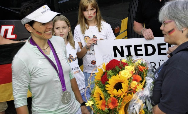 Ziel Niederhof: Sabine Spitz wurde ges...tendem Applaus  willkommen geheien.    | Foto: Hrvoje Miloslavic