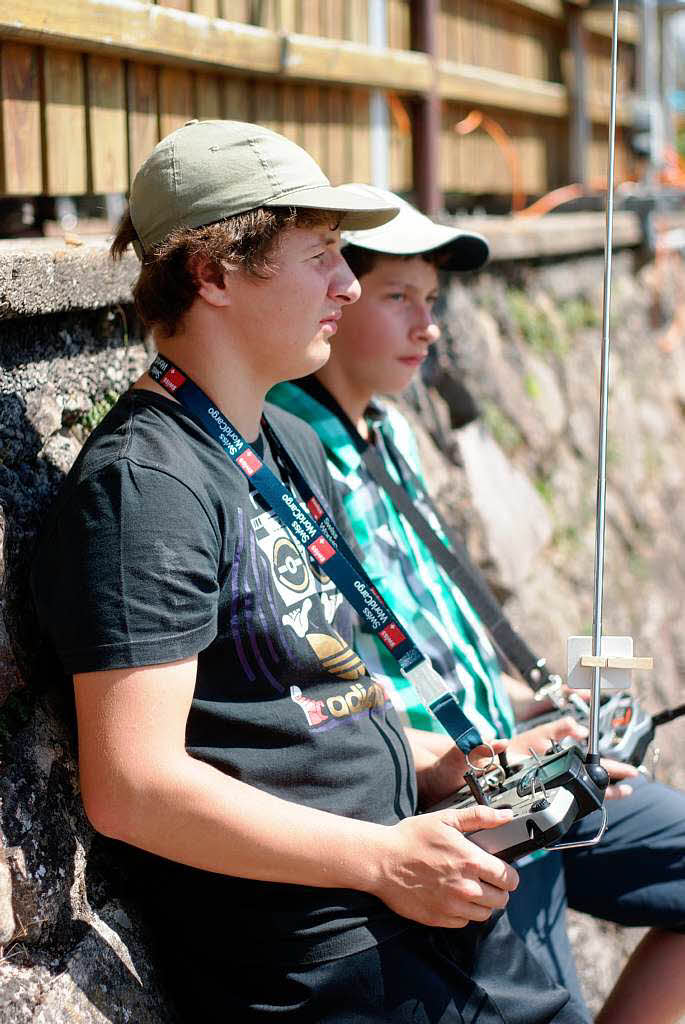 Mario Dehm und Christian Liepert (v.l.) reisten zusammen mit ihrem Modellbaulehrer aus Augsburg an, um ihre Schiffe ber den St. Petermer Badweiher zu steuern