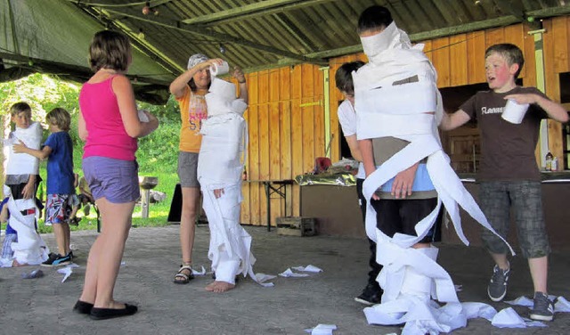 Ferienaktion des Nordweiler Frauenbund...ichen beim &quot;Mumien-Wickeln&quot;.  | Foto: Reiner Merz