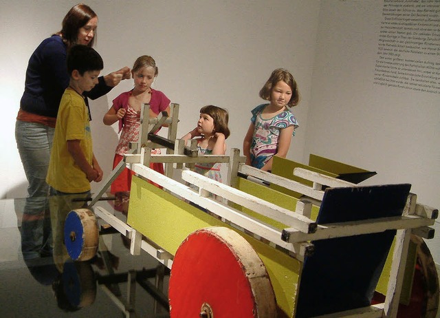 Bei der Kinderfhrung im Vitra Design ...esen Strandwagen von Gerrit Rietveld.   | Foto: Frey
