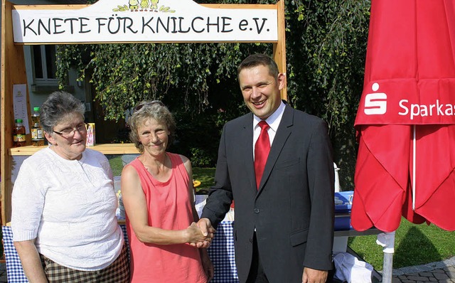 Spendenbergabe beim Bauernmarkt in Hi...nder, bedankten sich fr das Geschenk.  | Foto: DIETER MAURER