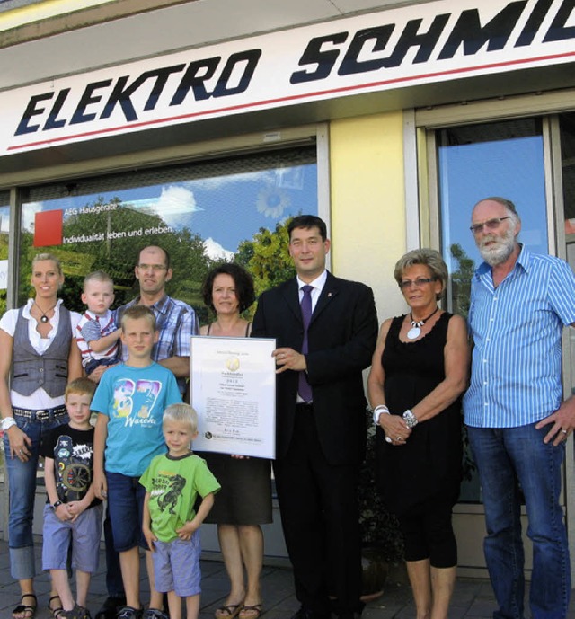 Michael Zimmermann (Dritter von  links...ich mit der Familie ber die Urkunde.   | Foto: Kiener