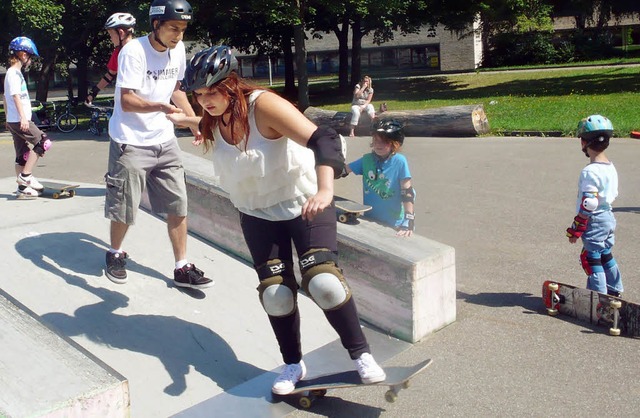 Alberto Beniz untersttzt  Laila Mosca...rem ersten Versuch auf dem Skateboard.  | Foto: Michel Costea