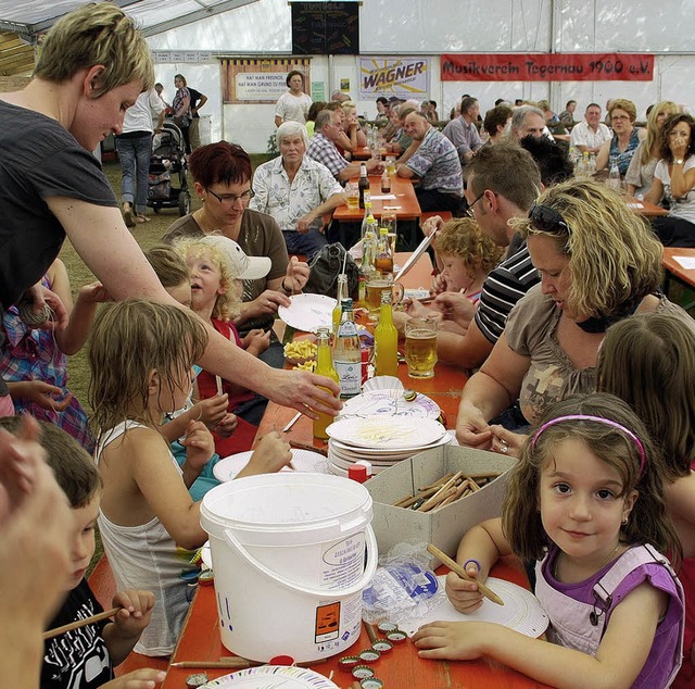 Die Kinder bauten sich ihre eigenen Tamburin.   | Foto: fotos: edgar steinfelder