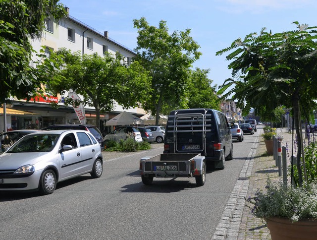 Mediterrane Zge trgt die Hauptstrae im Zentrum.   | Foto: Gutwein