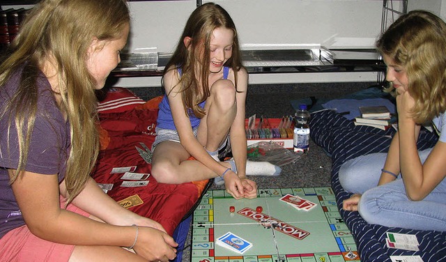 Rebecca, Theresa und Lara (von links) ...er &#8222;Monopoly&#8220; ausgesucht.   | Foto: michael gottstein