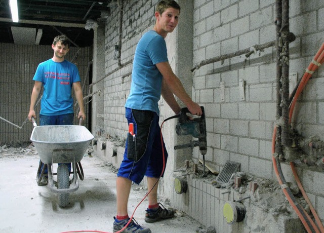 Bei den  ffentlichen Toiletten im 1.O... Abbrucharbeiten noch in vollem Gang.   | Foto: Martina Proprenter