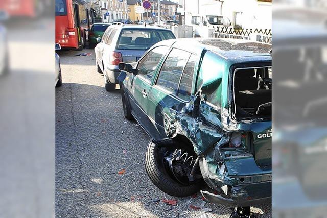 Bus streift vier geparkte Autos