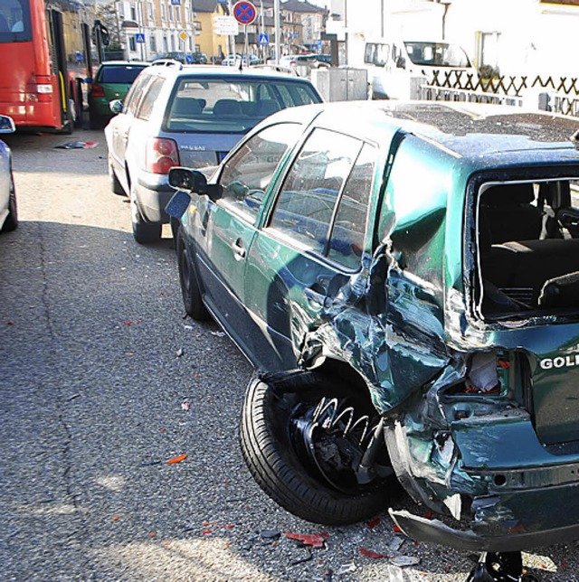 Ein Auto musste nach dem Unfall abgeschleppt werden.   | Foto: Polizei